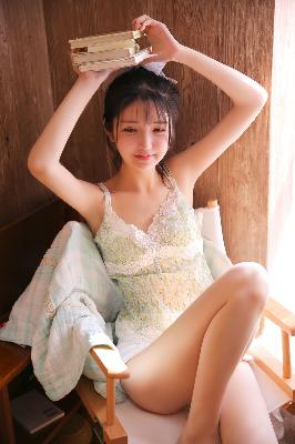 中午妈妈在厨房做饭